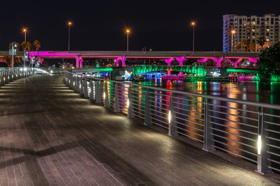 Tampa Riverwalk bei Nacht