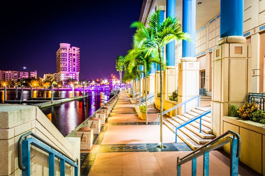 Tampa Riverwalk bei Nacht